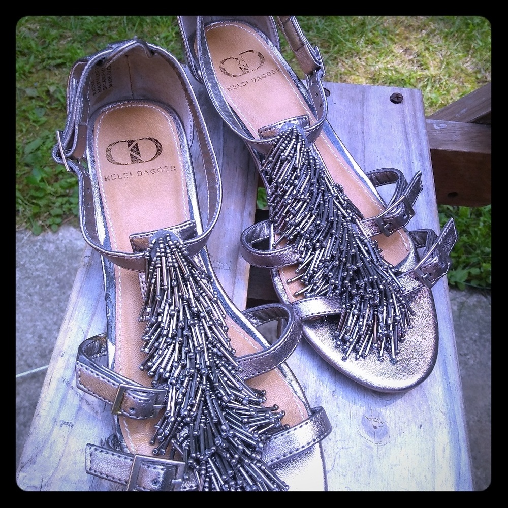 Wedge sandals in pewter faux leather, sz 7.5M